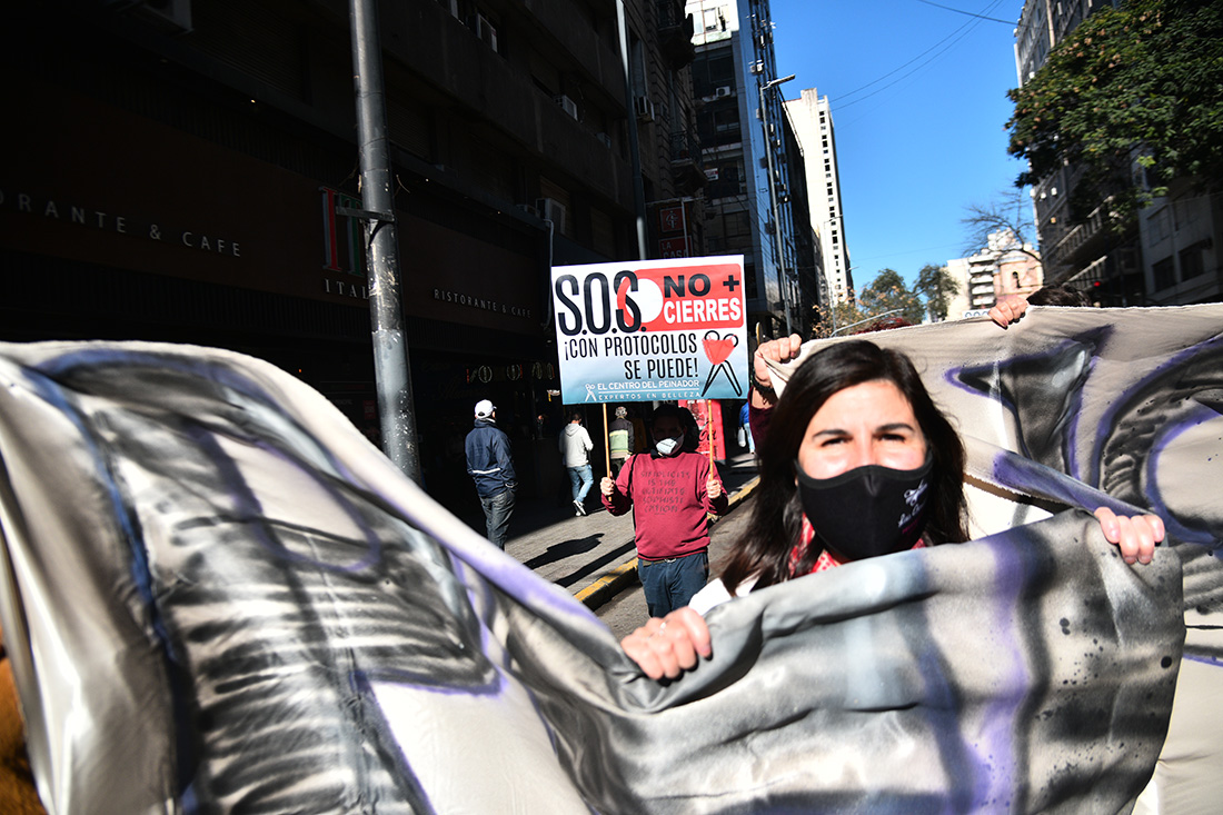 Cordoba el 11 de June de 2021 Protesta de peluqueros y gimnasios en Colon y General Paz donde se juntaron con organizaciones sociales que tambien protestaban en el lugar. Piden por la apertura de sus locales    Foto: Pedro Castillo