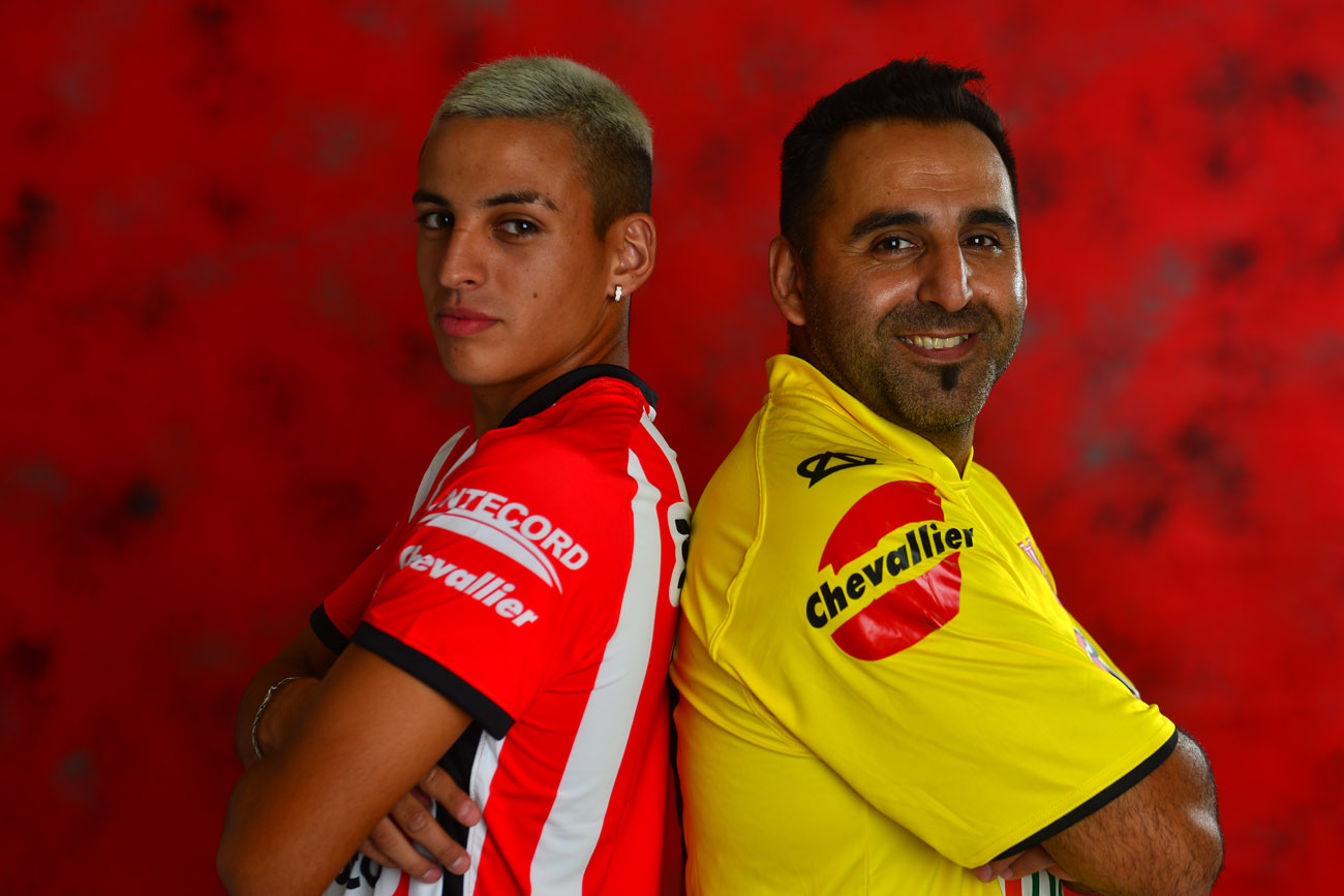 Jeremías Lázaro, jugador de Instituto, junto a su padre Ezequiel, exjugador. (Nicolás Bravo / La Voz)