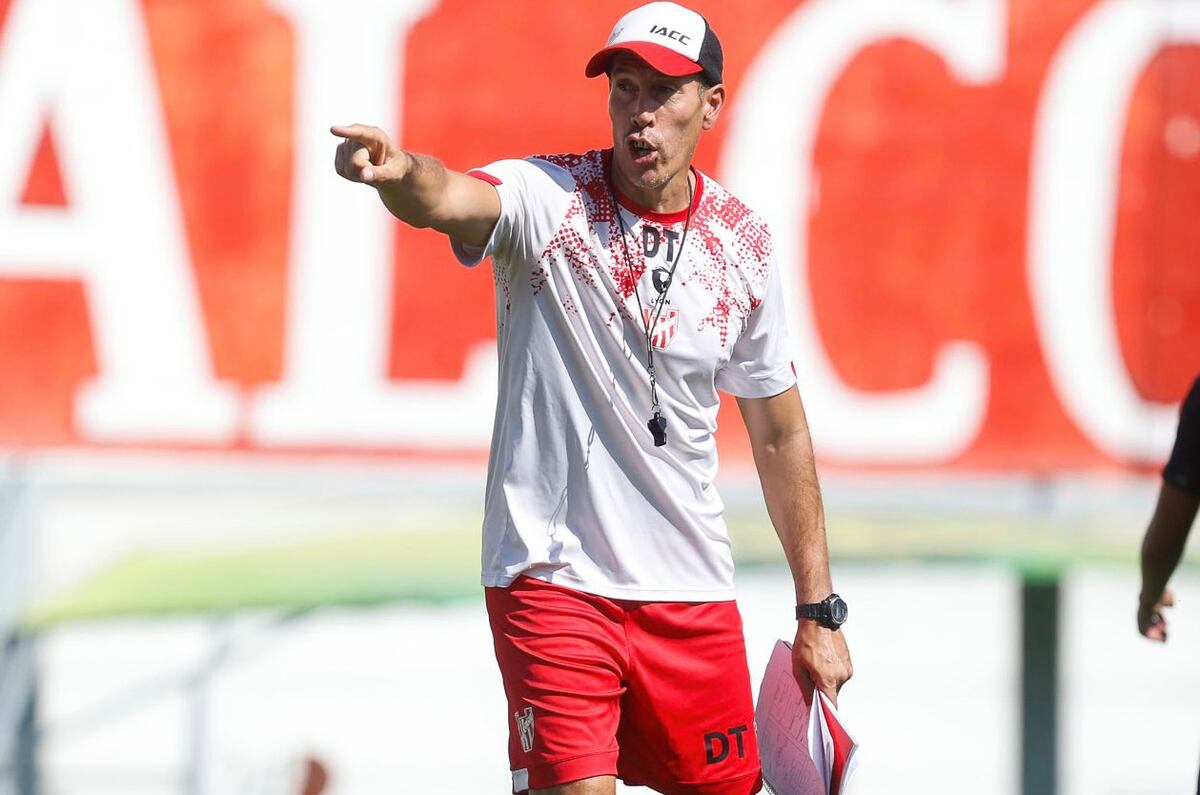 Lucas Bovaglio, entrenador de Instituto, en la práctica de fútbol en Alta Córdoba. (Prensa Instituto).