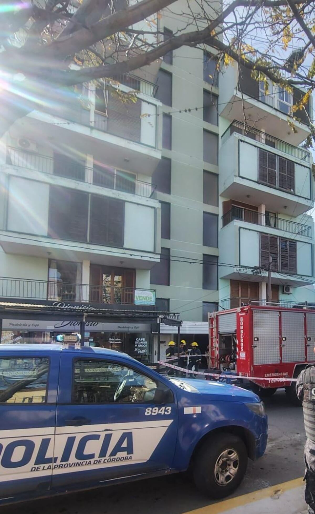 La Policía de Córdoba y dotaciones de Bomberos desplegaron un amplio operativo en el lugar ante la posible presencia de monóxido de carbono en el ambiente. (Bomberos)
