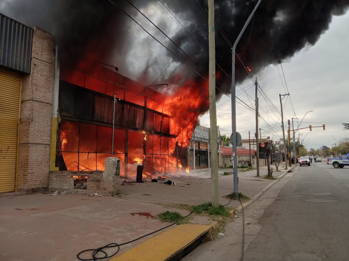 Bomberos controlaron un incendio que destruyó un local de ropa en barrio Argüello. (Policía)