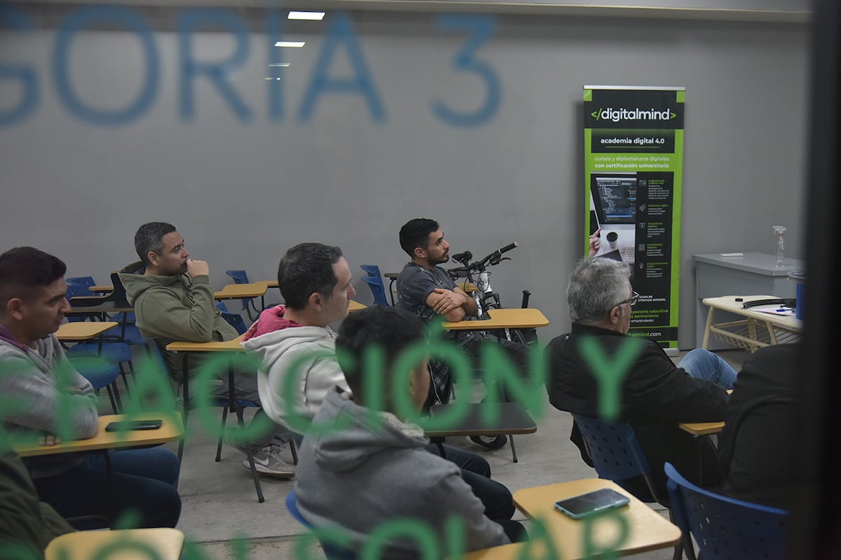 Córdoba. Cristian es ciego y aprende a reparar bicicletas en Celsius (Facundo Luque/La Voz).