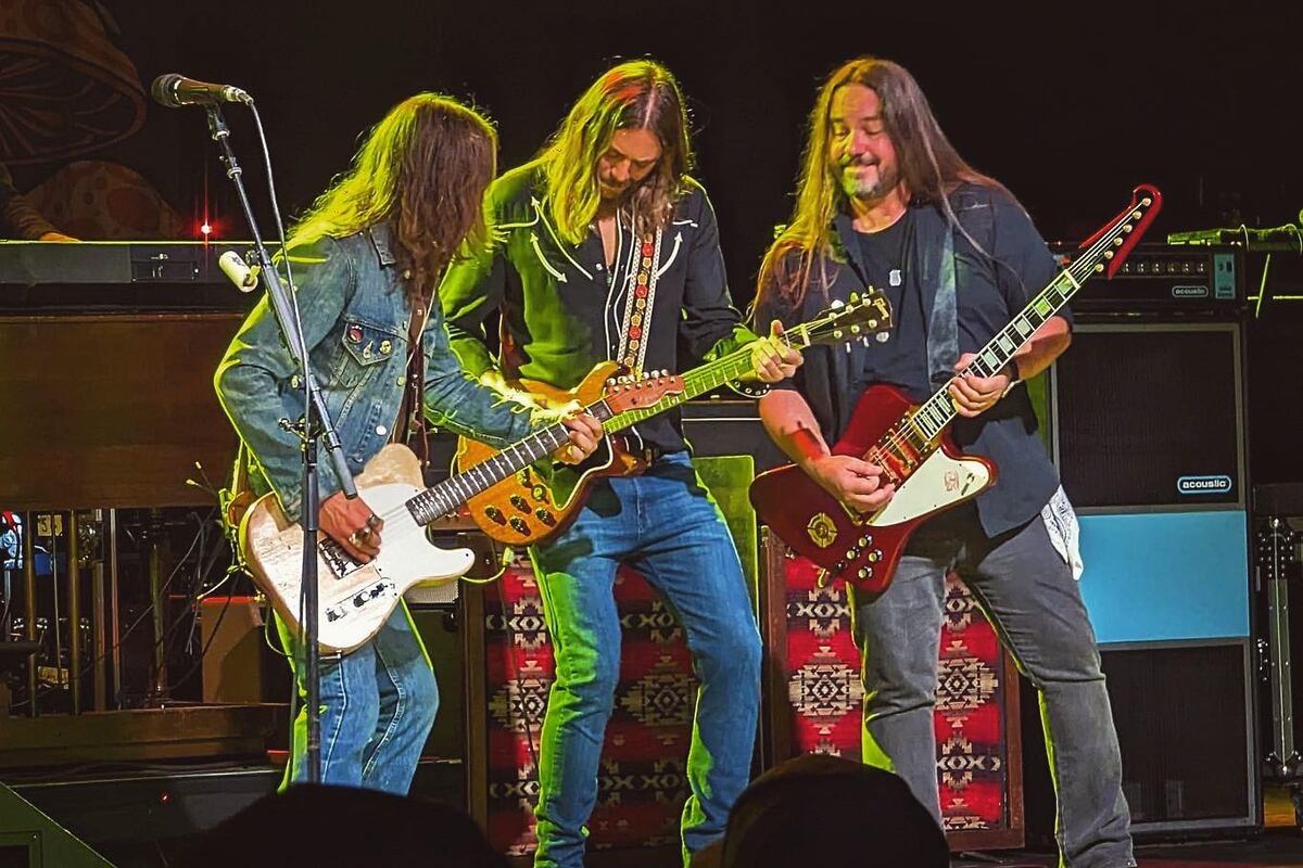 Nico Bereciartúa, rompiéndola junto a The Black Crowes. (Facebook The Black Crowes y Nico Bereciartúa)
