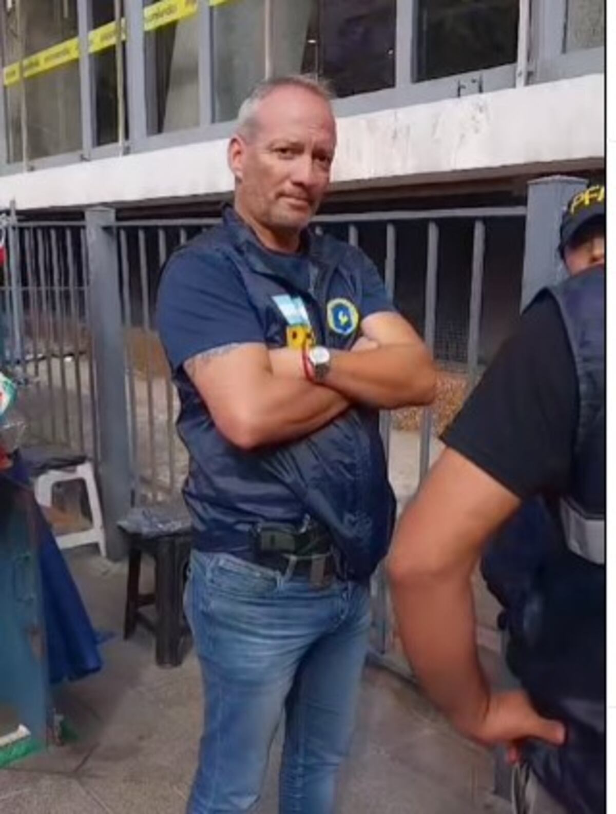 Provocación. El gremio de ATE denunció a un miembro de la Policía Federal que mostró un arma, en una manifestación frente a la sede local del Enacom.