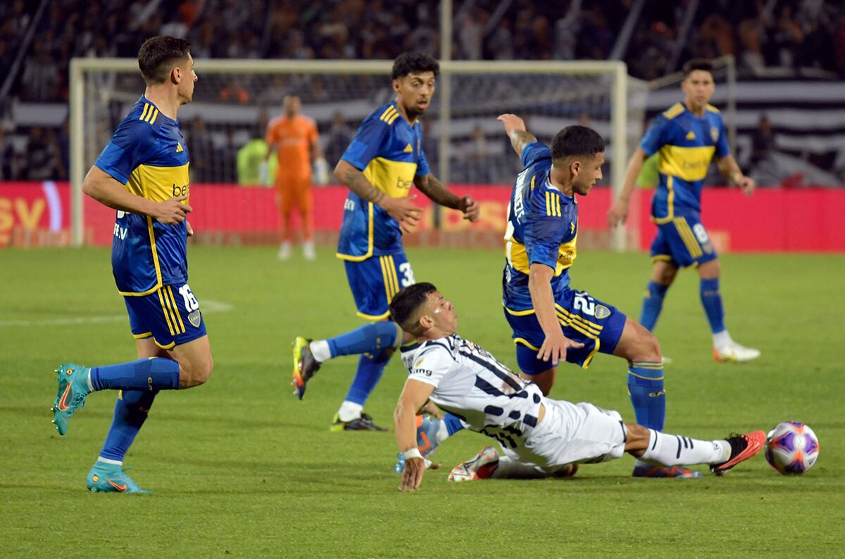 El Club Atlético Boca Juniors pasó a semifinales de la Copa Argentina por penales.
El Xeneize empató con Talleres de Córdoba 1 a 1, pero les ganó a los cordobeses por penales y enfrentará a Estudiantes de La Plata.
Foto. Orlando Pelichotti