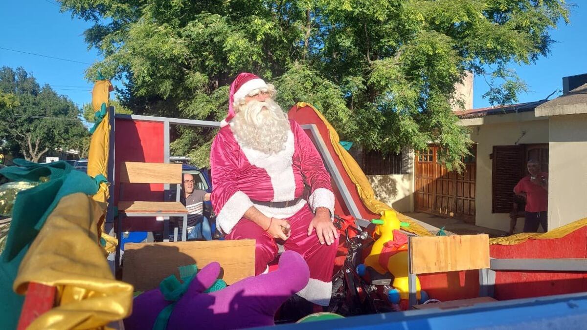 Remo. El “Papa Noel” de Río Cuarto realizó su última caravana solidaria tras 25 años consecutivos. (Gentileza LV16).