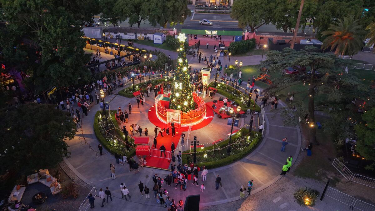 El árbol de Navidad de Carolina Herrera en el Hipódromo de Palermo atrae a locales y turistas.