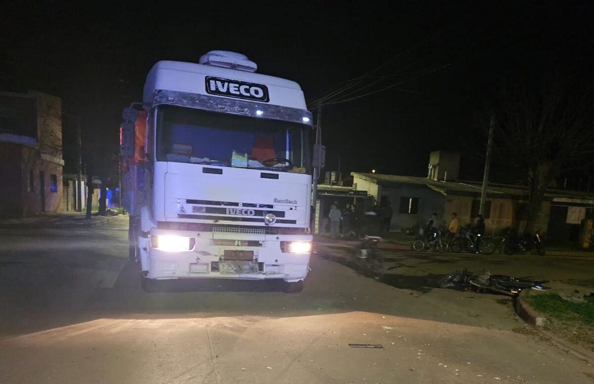 Murió un motociclista en Arroyito tras chocar contra un camión.