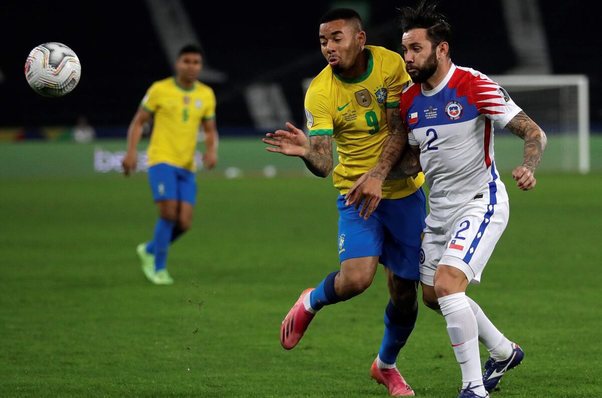 Brasil y Chile en una acción del partido por cuartos de final de Copa América, en Río de Janeiro. (AP Photo/Silvia Izquierdo)