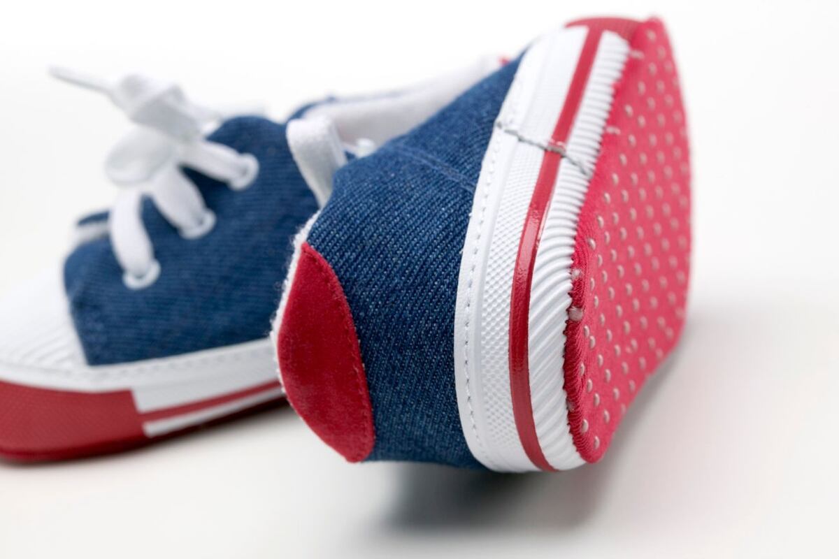 Los zapatos tradicionales, particularmente aquellos con la punta estrecha, pueden comprimir los dedos, contribuir a la desalineación y derivar en desequilibrios musculares o afecciones. (Imagen ilustrativa)