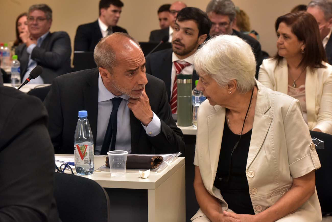 Liliana Asís, asistida por Felipe Trucco y Felipe Ferrer Vieyra.  Ramiro Pereyra /La Voz