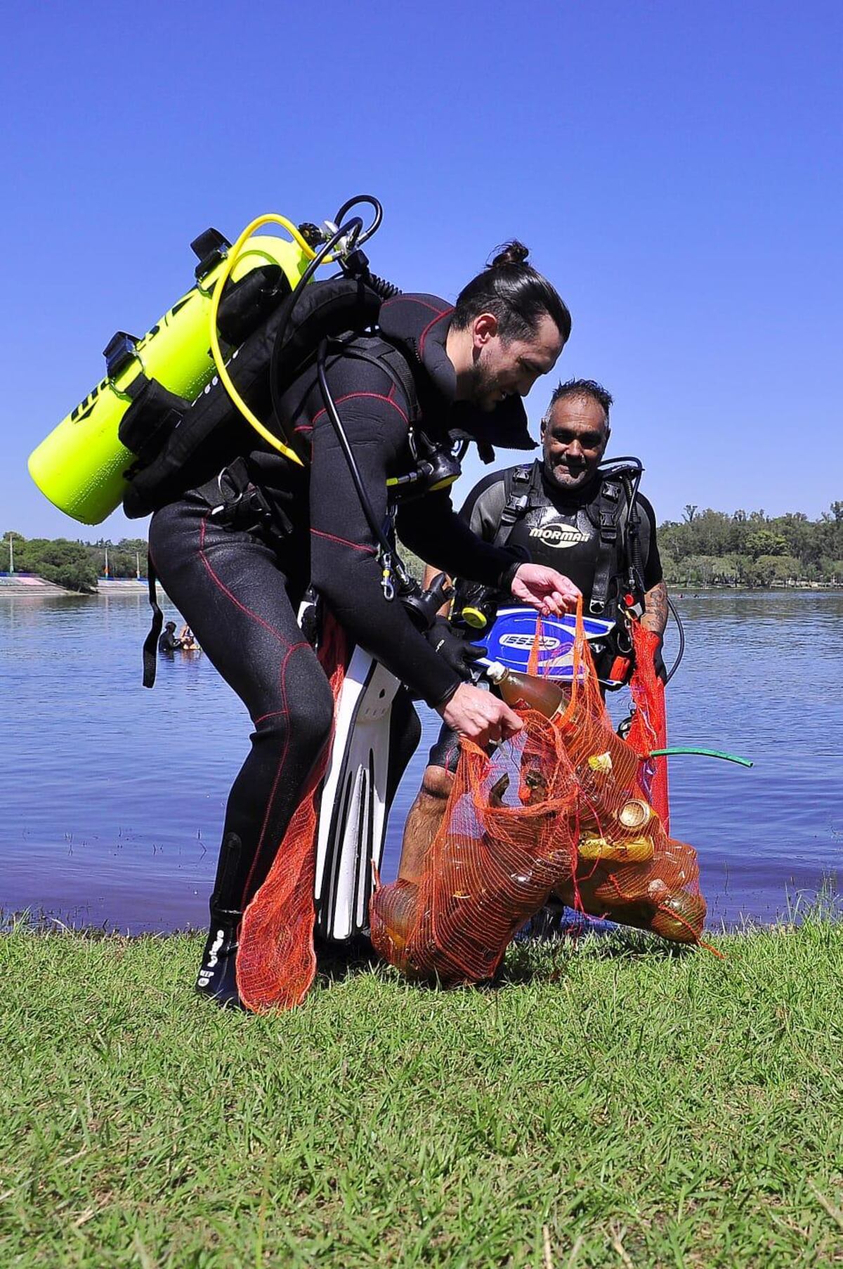 Los buzos en la tarea de retirar basura de las costas (Municipalidad Embalse)