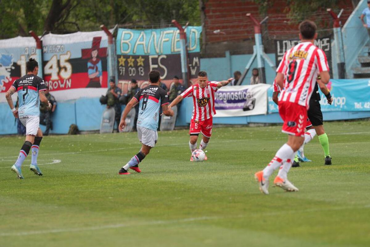 Barracas le ganó sobre la hora, por 2-1, a Brown de Adrogué y manda en la Zona B. (@barracascentral)
