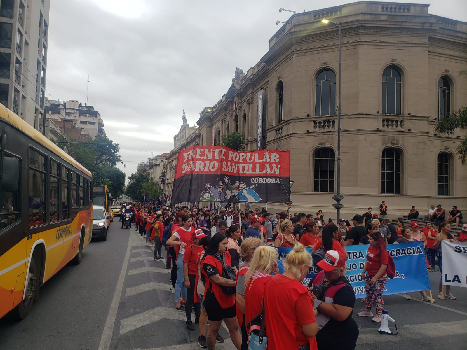 El Frente Popular Darío Santillán marchó esta mañana hacia el Patio Olmos. (Ramiro Pereyra / La Voz)