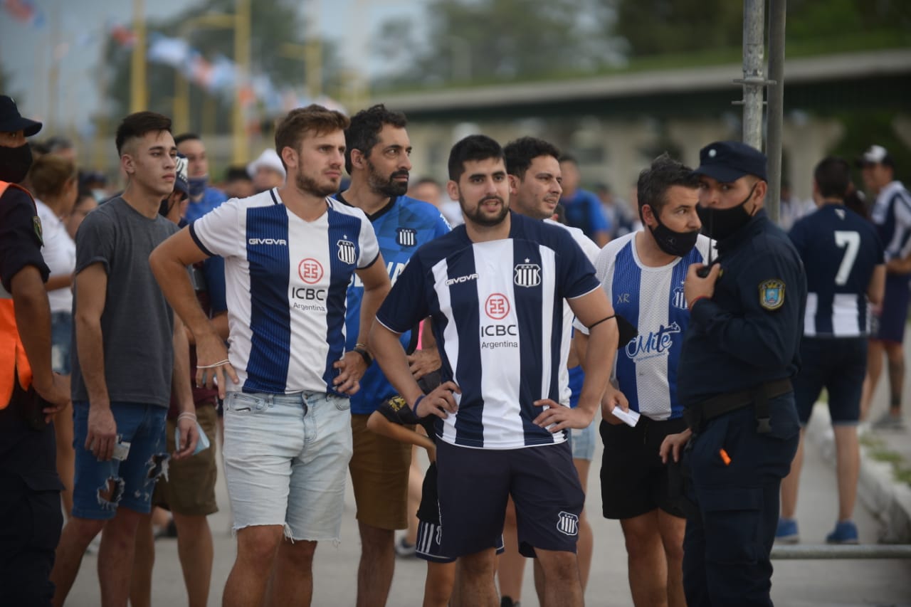 Miles de hinchas acompañaron a la “T” a Santiago del Estero. José Hernández, uno de nuestros fotógrafos presentes en el estadio, capturó sus rostros.