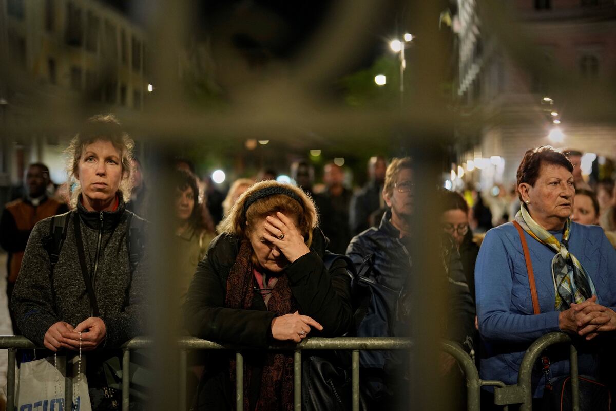 Vaticano. Las inmediaciones de la Basílica de Santa María la Mayor, mientras la gente hacía oraba y hacía filas para despedirse del papa Francisco. (AP)