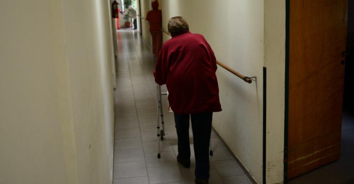 Cómo prevenir las caídas en el adulto mayor