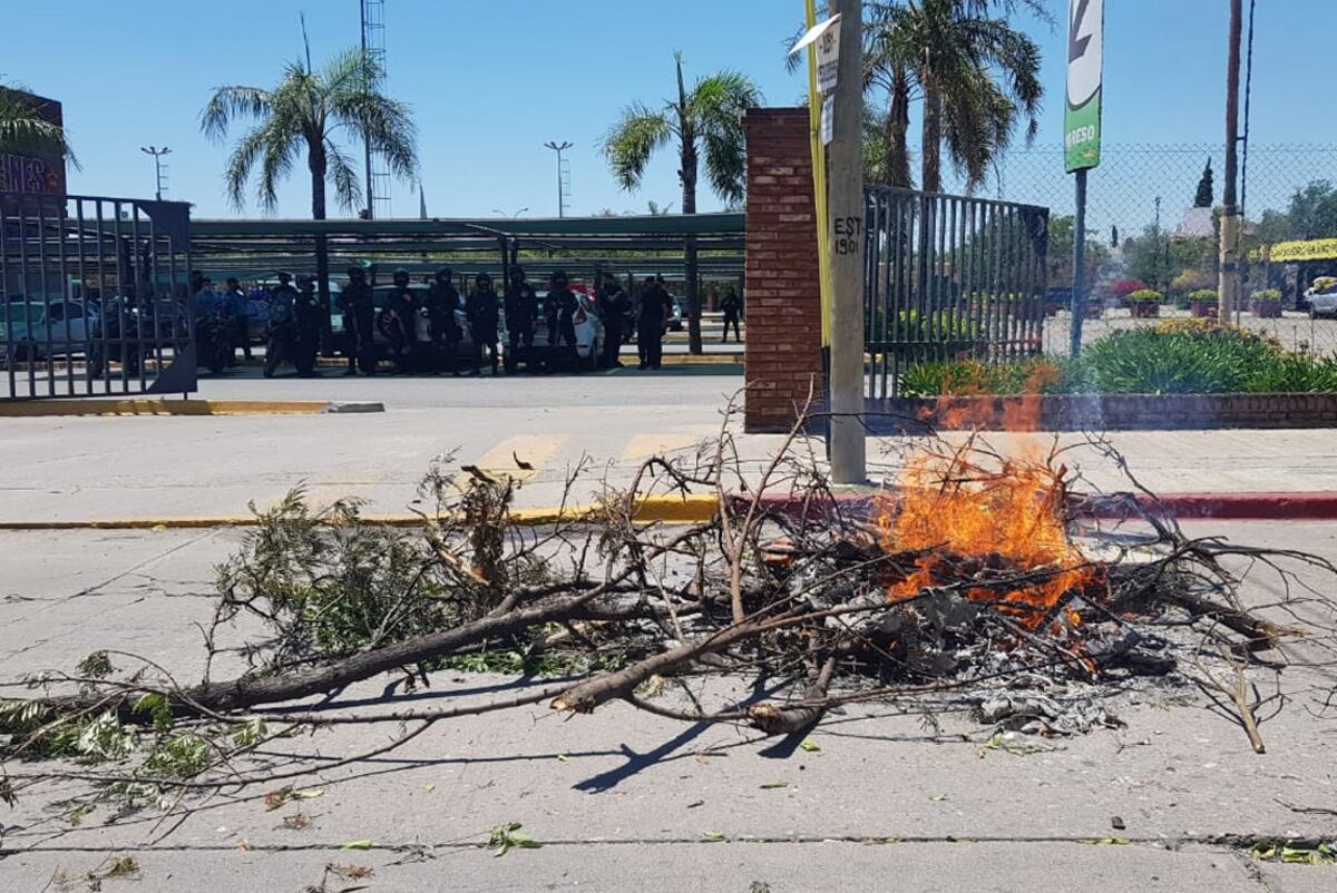 Piqueteros reclaman bolsones frente al Dino Mall de ruta 20. (Nicolás Bravo/ La Voz)