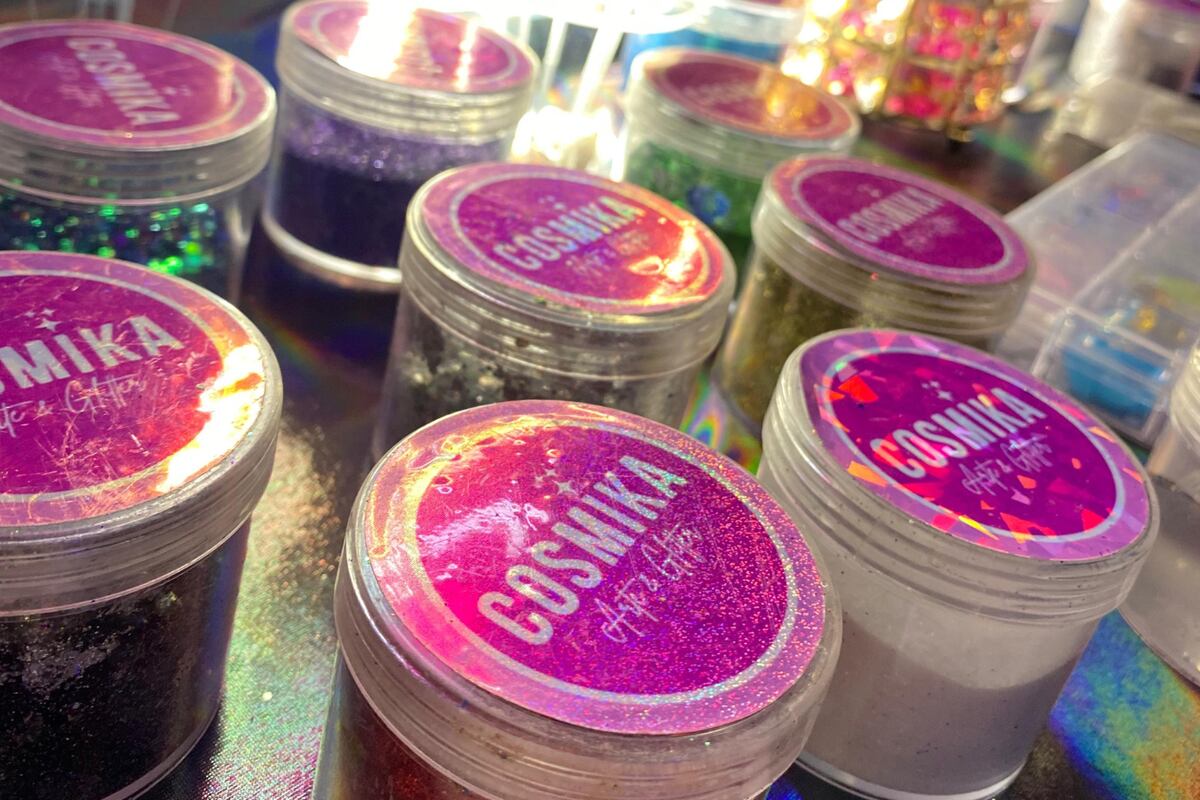 Cosmika Arte & Glitter elabora colores de glitters propios para que la persona pueda elegir entre una gama más amplia.