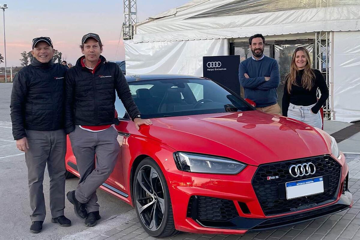 Los participantes junto a uno de los modelos.