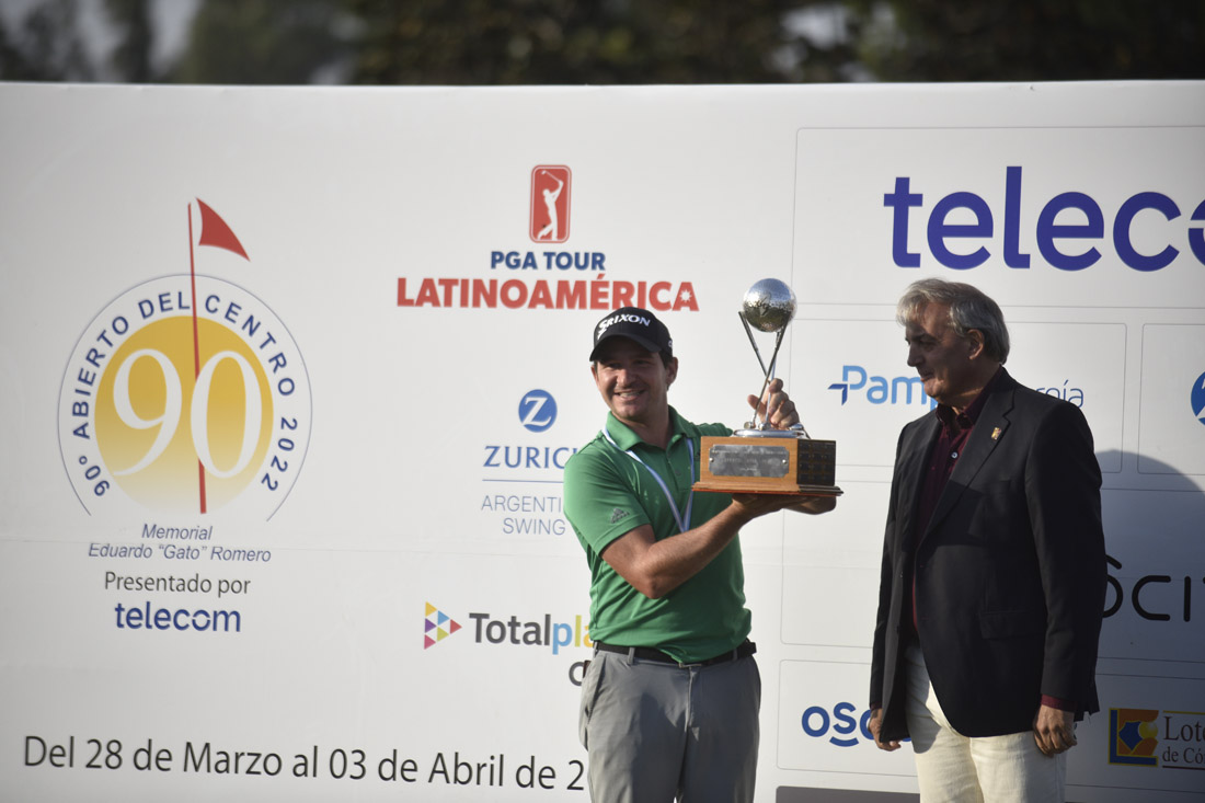 Tosti fue el ganador del 90° Abierto del Centro de Golf y recibió su trofeo de manos de Rodolfo de Ferrari Rueda. (Ramiro Pereyra / La Voz)