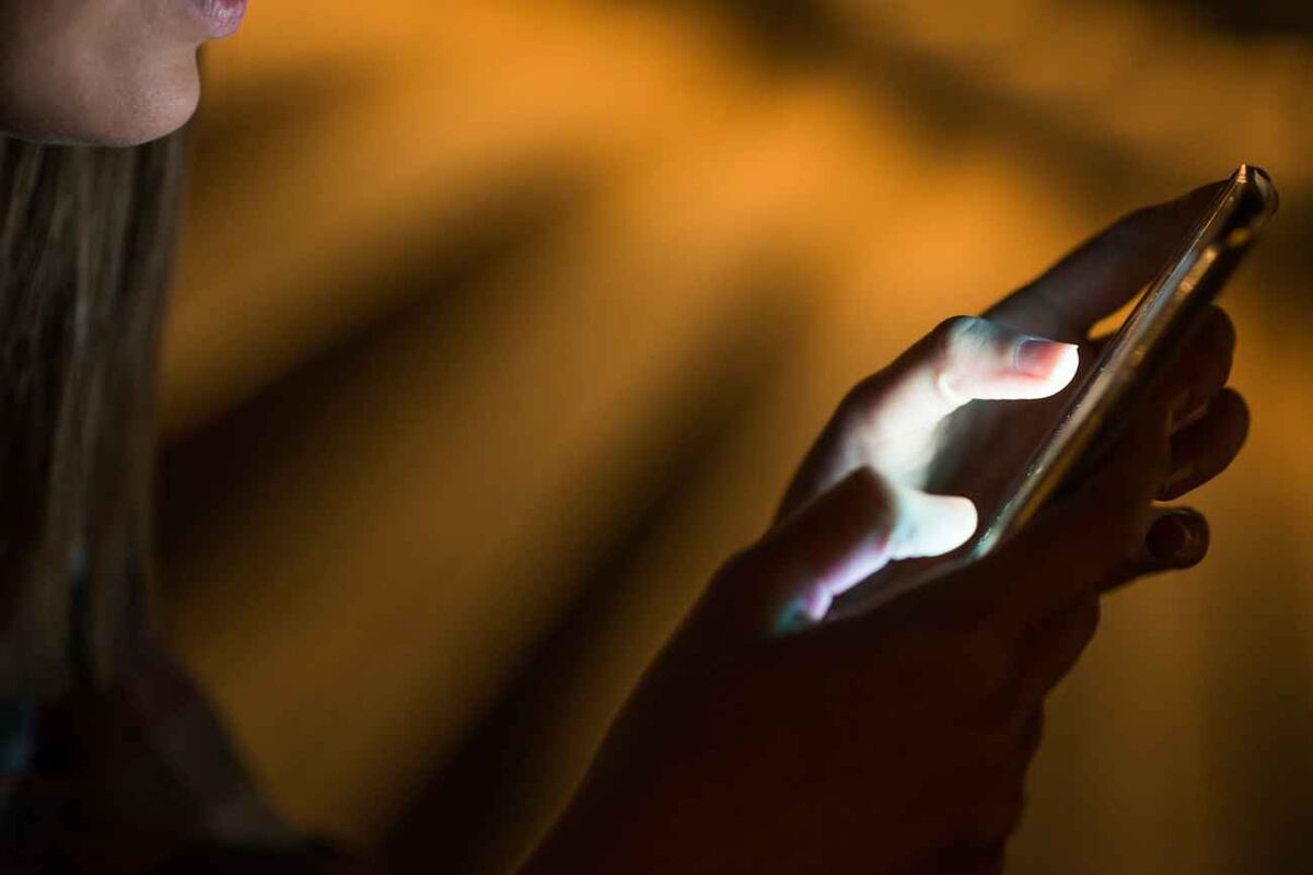 Aplicaciones espía pueden activarse en secreto en celulares de niños y adolescentes, según alertaron Argentina Cibersegura y Digipadres. (Freepik)