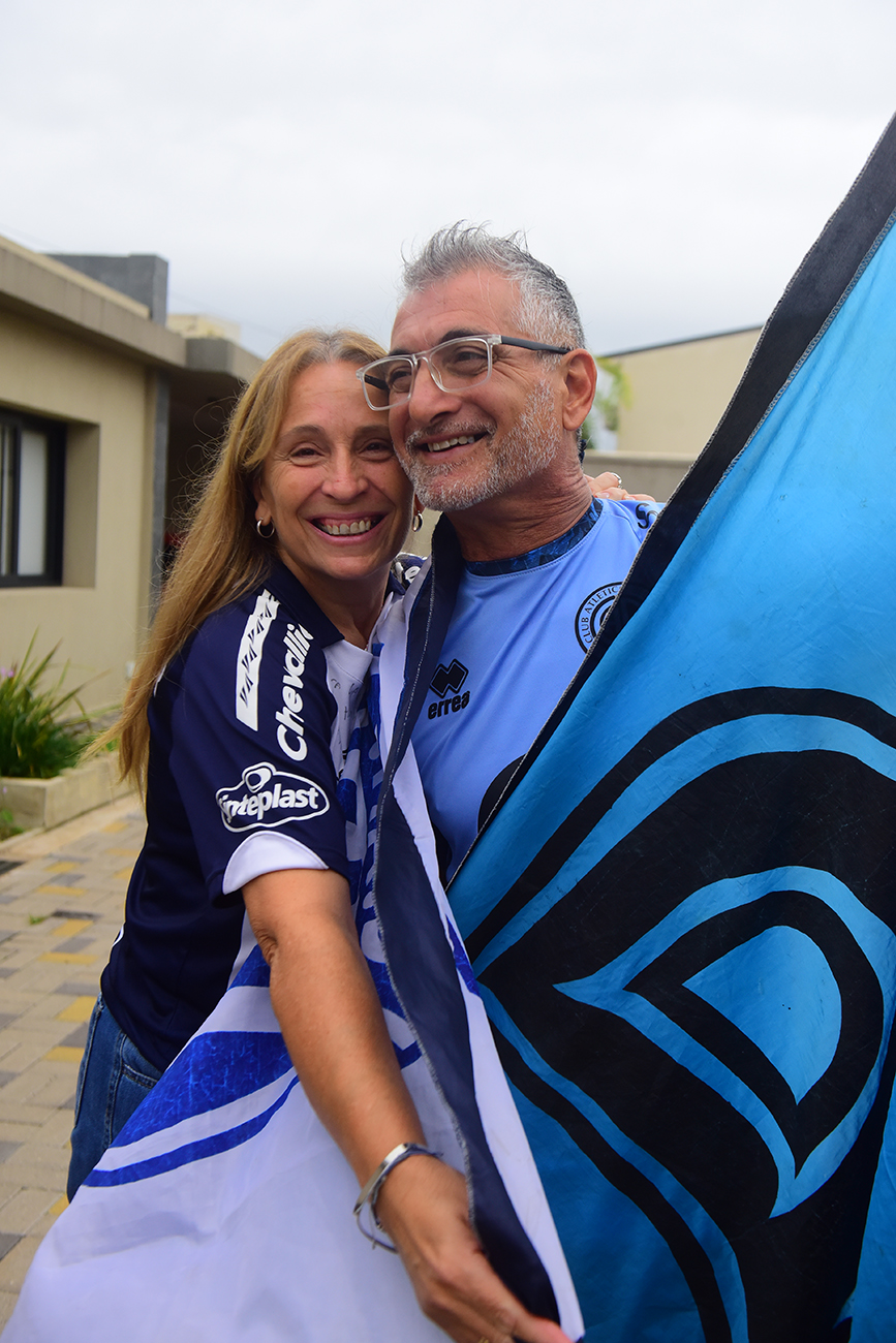 Una familia especial en la previa del clásico Belgrano-Talleres. Adriana Dal Porto, de la T, y Gustavo Peralta, de la B. Y sus hijas Florencia (32), Candelaria (31), Rocío (30), Sol (26). (José Gabriel Hernández / La Voz)
