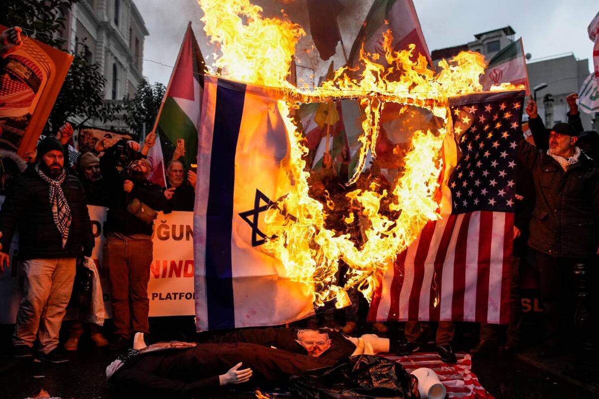 En una protesta reciente en Estambul queman las banderas de Israel y de Estados Unidos. (AP)