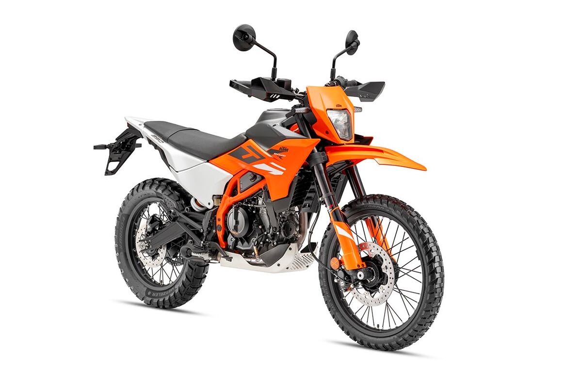La KTM 390 Enduro R tiene un peso en seco de 159 kilos.