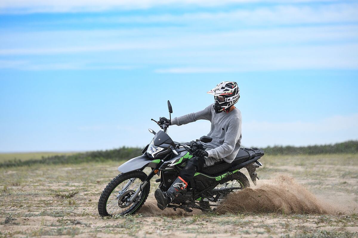La Zanella ZR 250 tiene llantas de 21" adelante y 18" detrás.