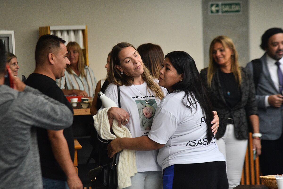 Gabriela González, la mamá de I., se abraza con Vanessa Cáceres, mamá de Francisco, antes de declarar en el juicio del Neonatal. (Pedro Castillo / La Voz)