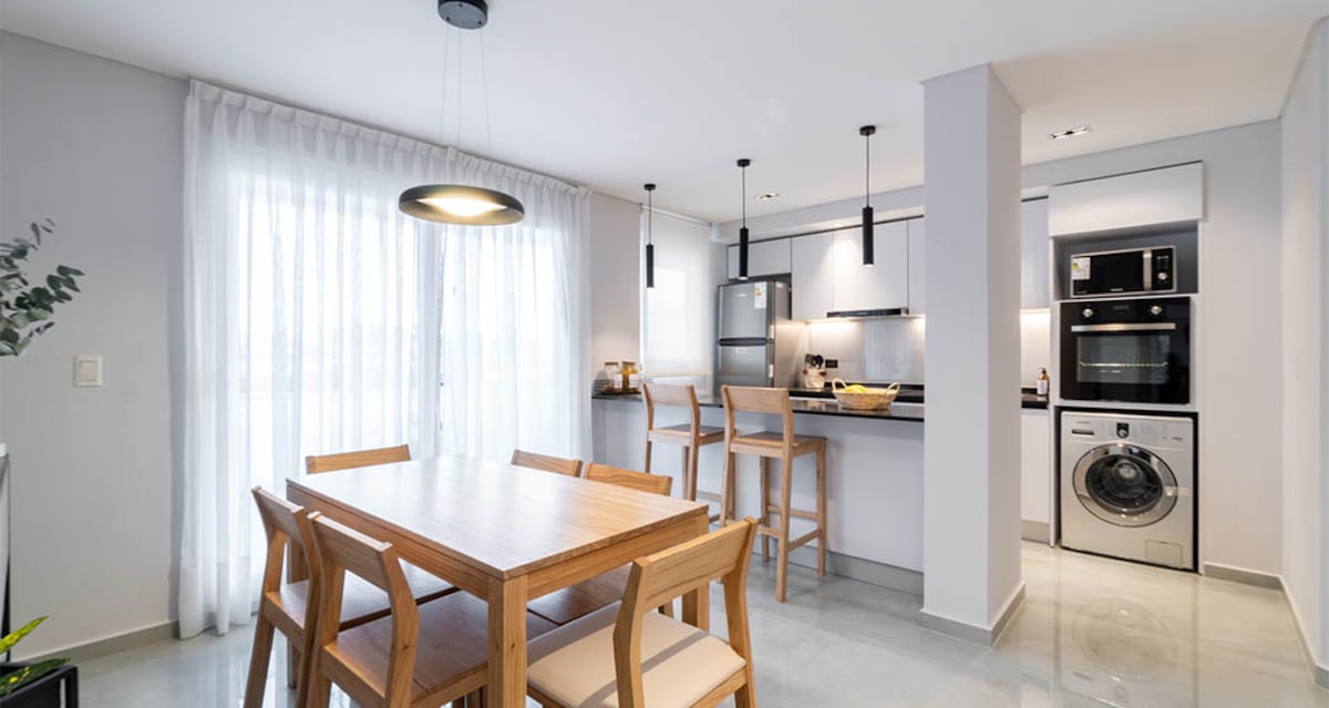 El condominio posee aislación térmica y acústica, aberturas de DVH, cocinas de inducción, iluminación natural y tecnología led.