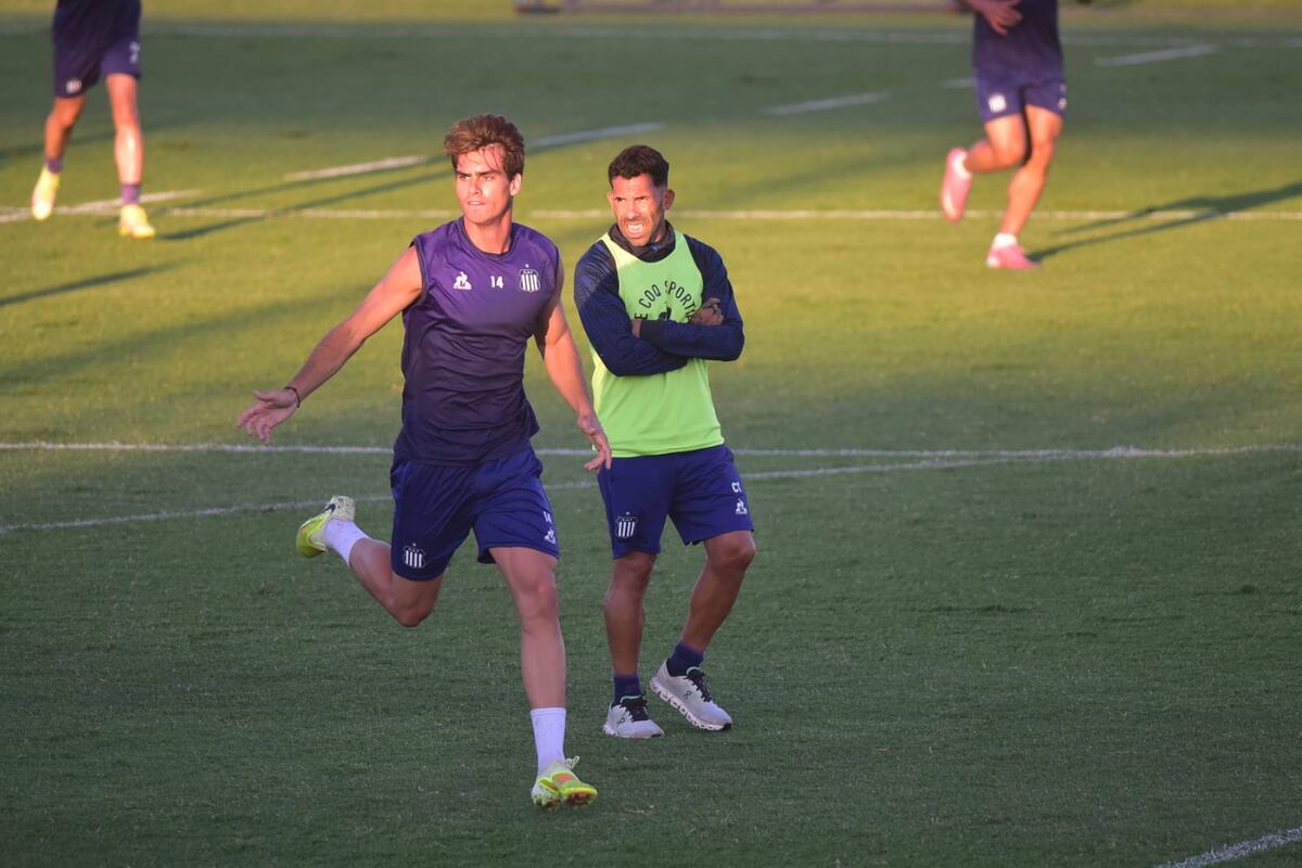 Talleres: el entrenamiento abierto reforzó el vínculo entre el plantel y su gente, en una tarde marcada por el viento y el aliento constante. (Javier Ferreyra / La Voz)