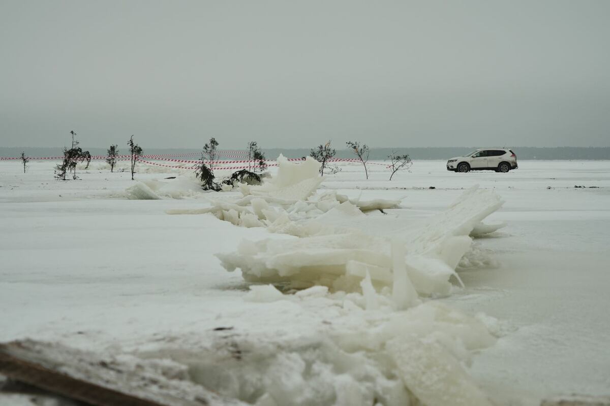 Estonia habilitó un camino de hielo que une dos islas a través del mar congelado. (AP)