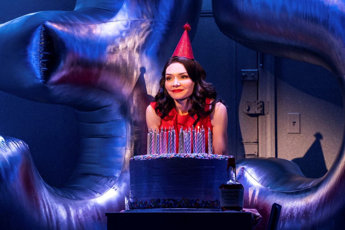 Katrina Lenk, en una escena del musical "Company". (AP)
