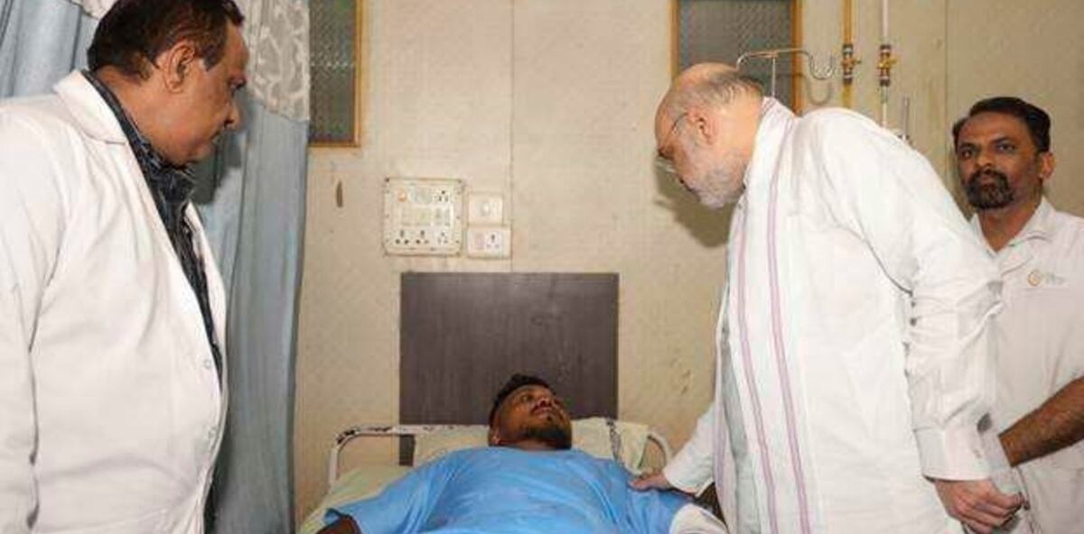 El primer ministro Amit Shah con el único sobreviviente, Vishwash Kumar Ramesh en el hospital de Ahmedabad tras la tragedia aérea. (Foto: AP)