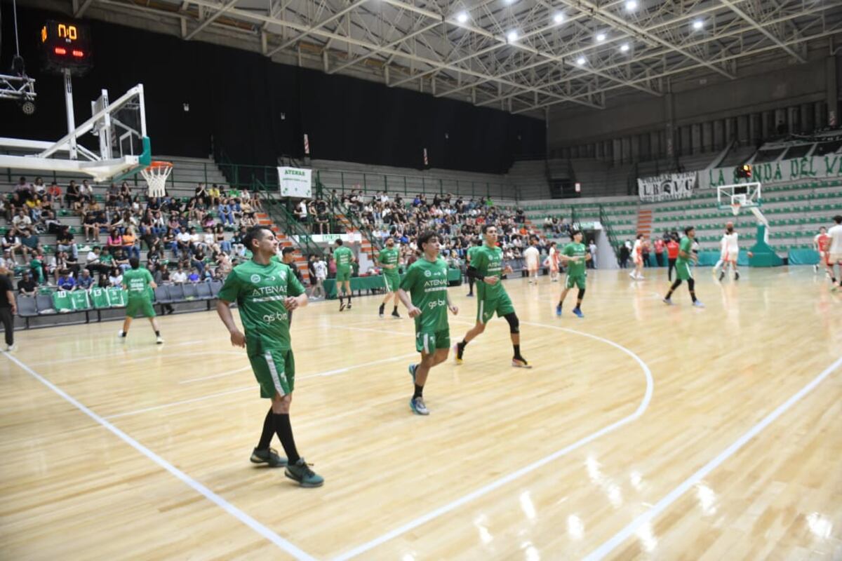 Atenas enfrentó a Sportivo Suardi de Santa Fe en su nuevo estadio en el marco del Súper 6 de Básquet. (Javier Ferreyra / La Voz)