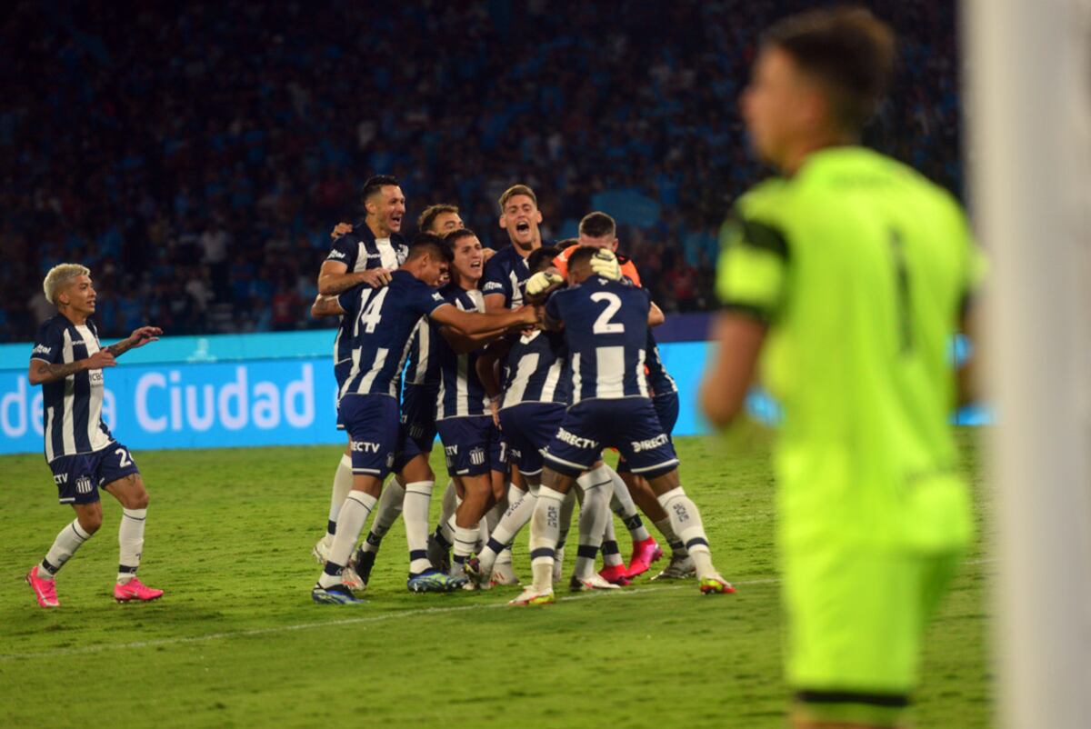 El centro de la escena se tiñó de azul y blanco en el Kempes, con el triunfo de Talleres sobre Belgrano. (Javier Ferreyra)