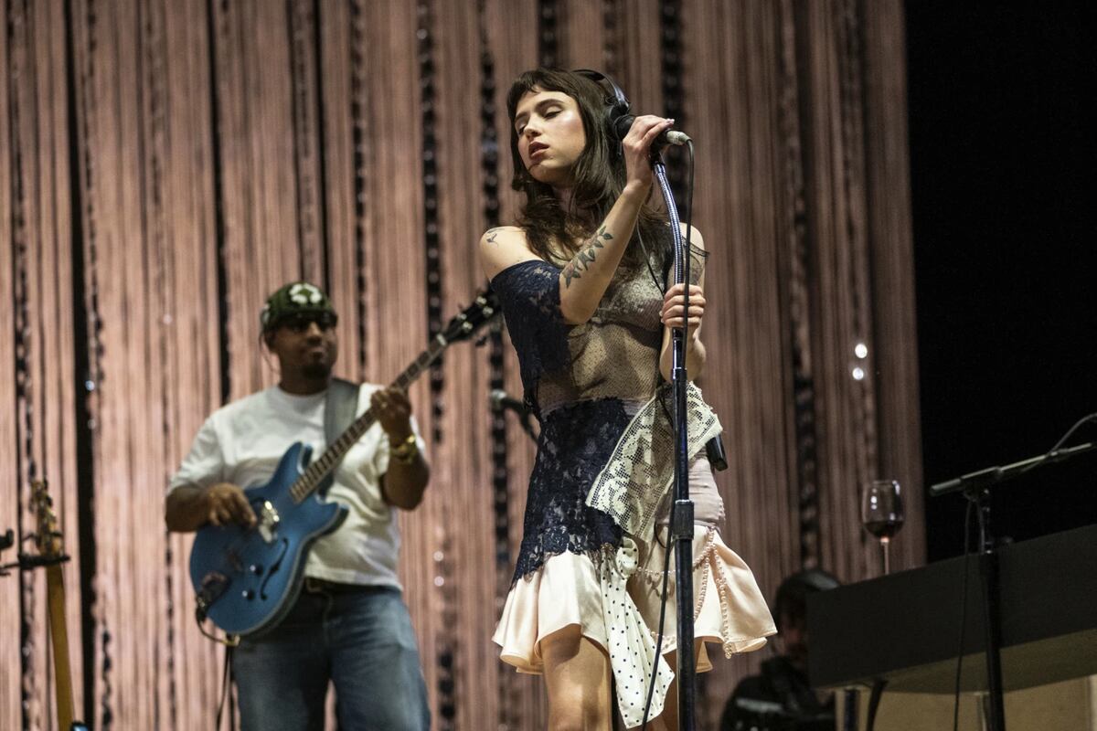 Clairo movilizó a políticos para que vean su show en Coachella 2025. (AP)
