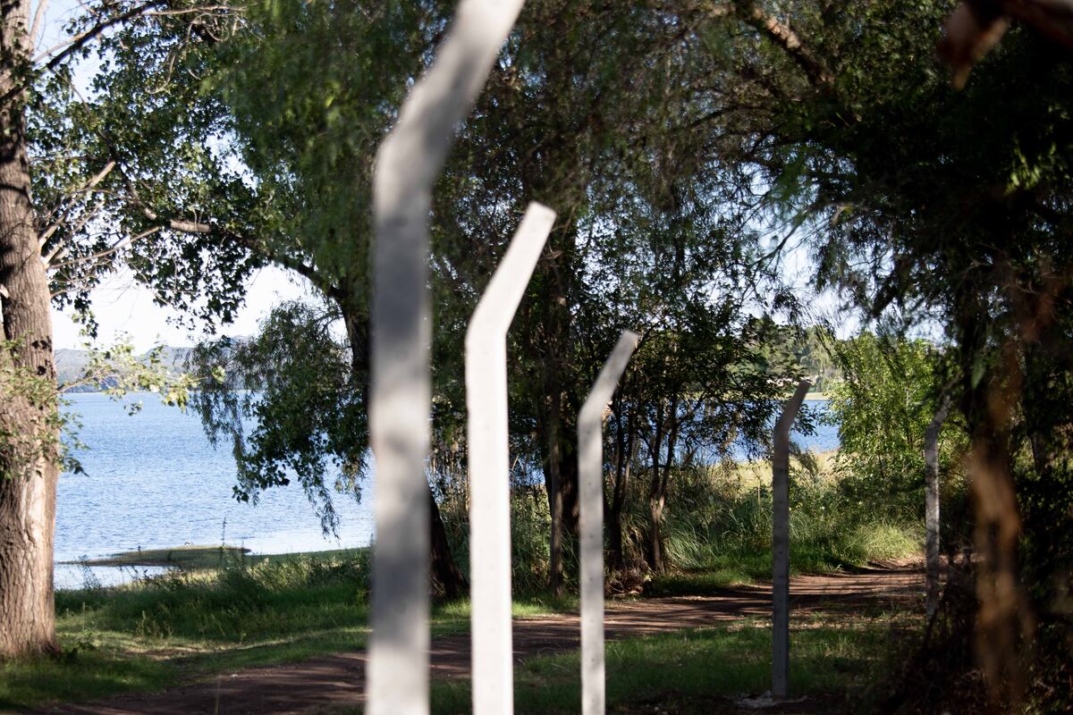 Alambrados en un predio turístico, pegados a la costa del lago de Embalse (La Voz)