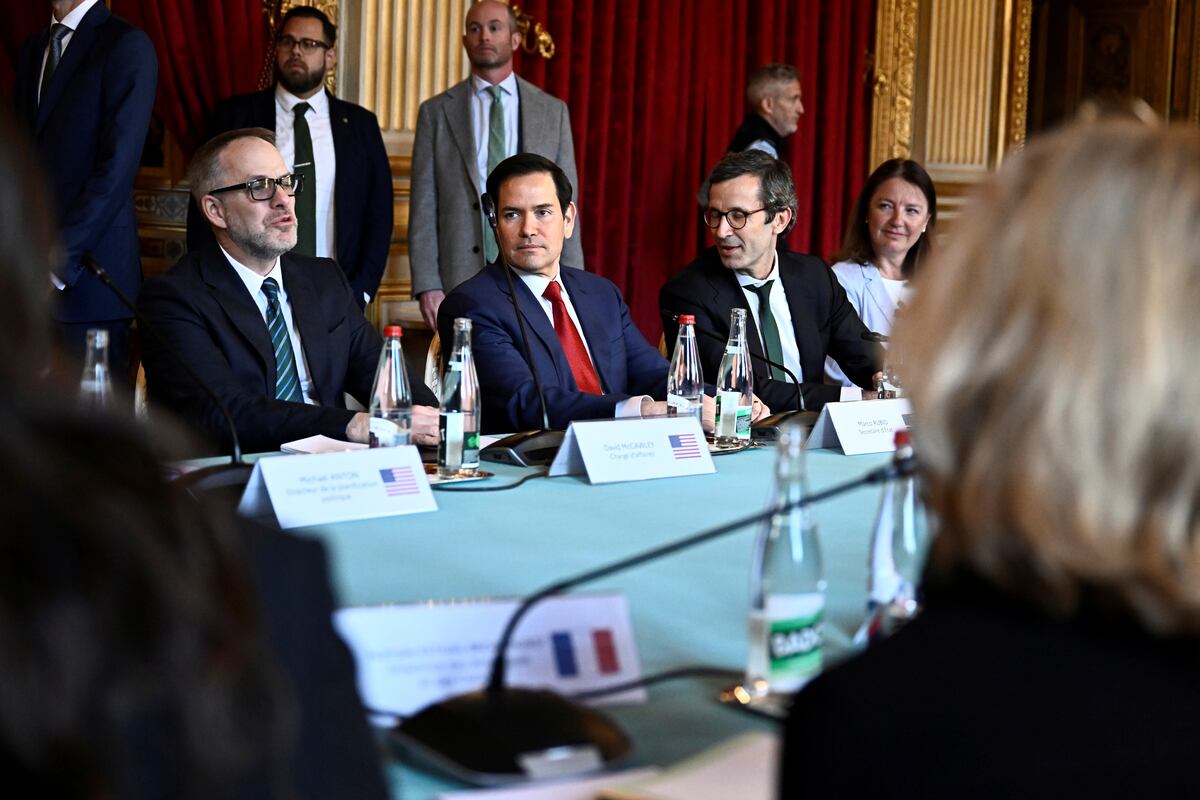 El secretario de Estado de Estados Unidos, Marco Rubio (centro), dijo: “No es nuestra guerra (la de Ucrania). No la iniciamos” (AP)