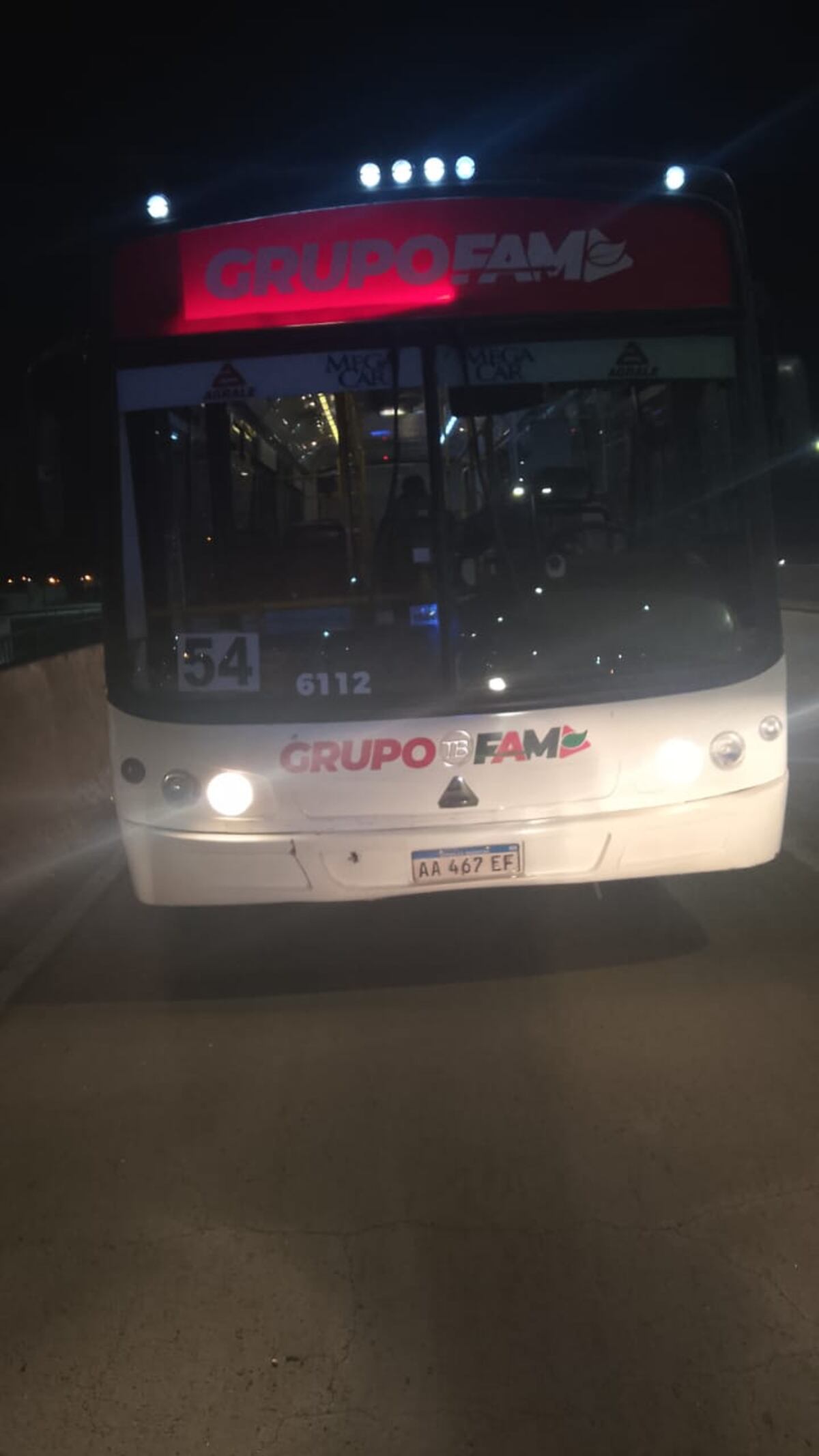 El colectivo fue atacado a pedradas. (Policía)