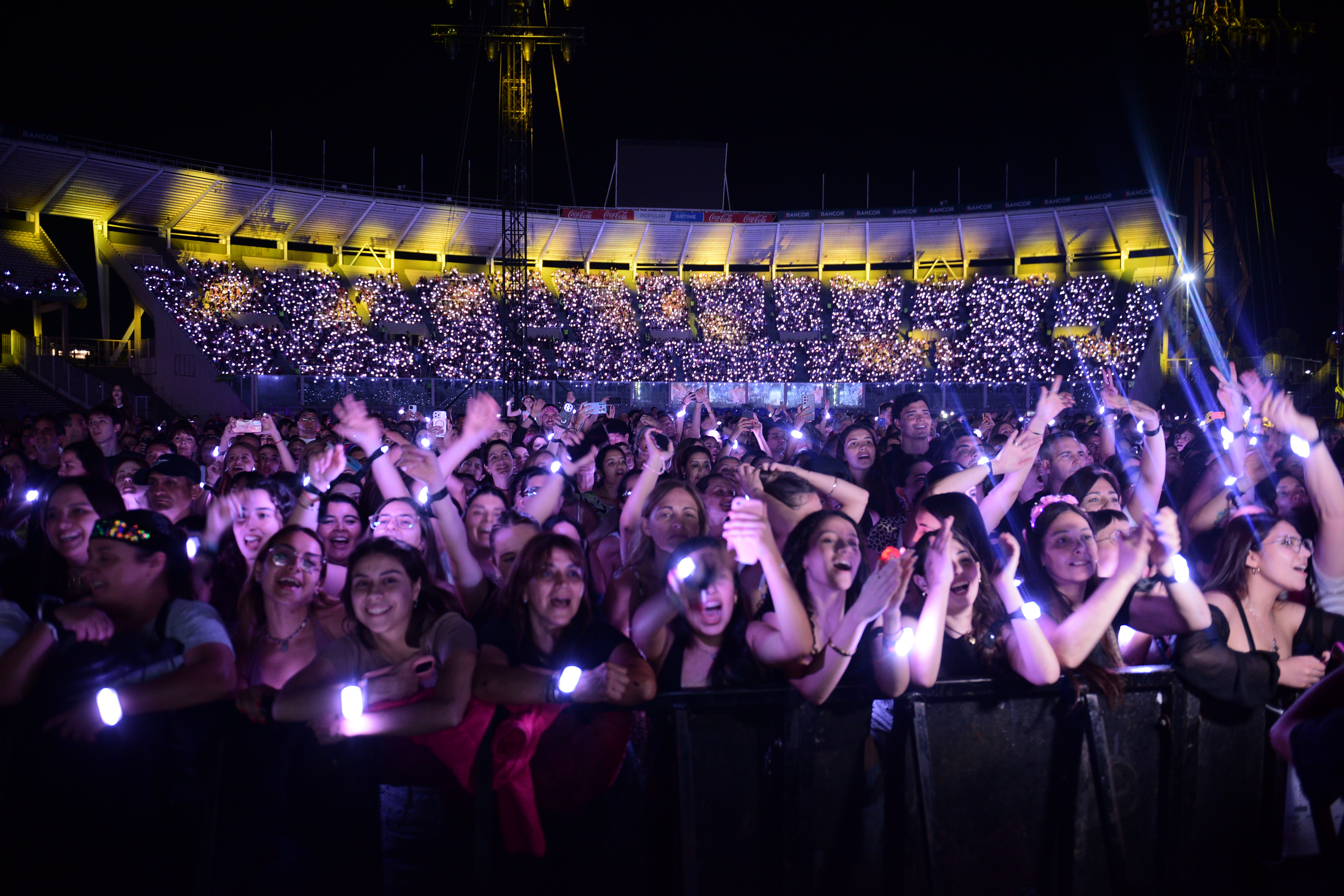 Las fans de Shakira, felices con el segundo show de la colombiana en el Kempes. (Javier Ferreyra / La Voz)