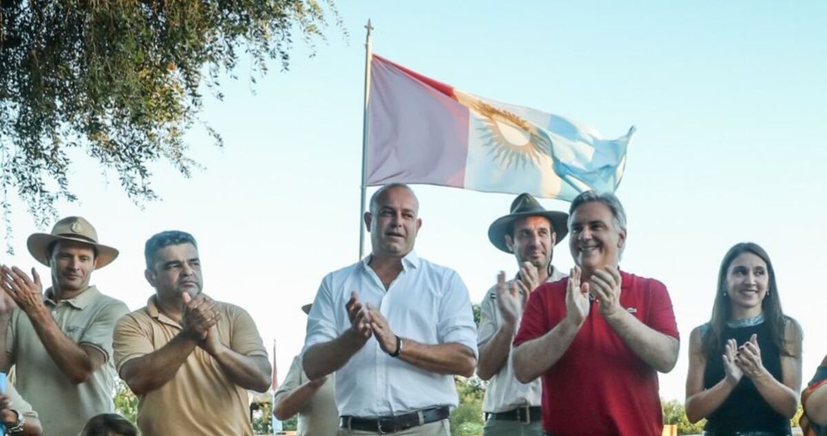 Ambiente. El gobernador Martín Llaryora y la ministra de Ambiente, Victoria Flores, inauguraron el viernes pasado el Centro de Interpretación del Paisaje de Ansenuza, en La Para. Fue el último acto de Flores como ministra. Ahora es secretaria General en el Ministerio de Educación. (Prensa Gobierno de Córdoba)