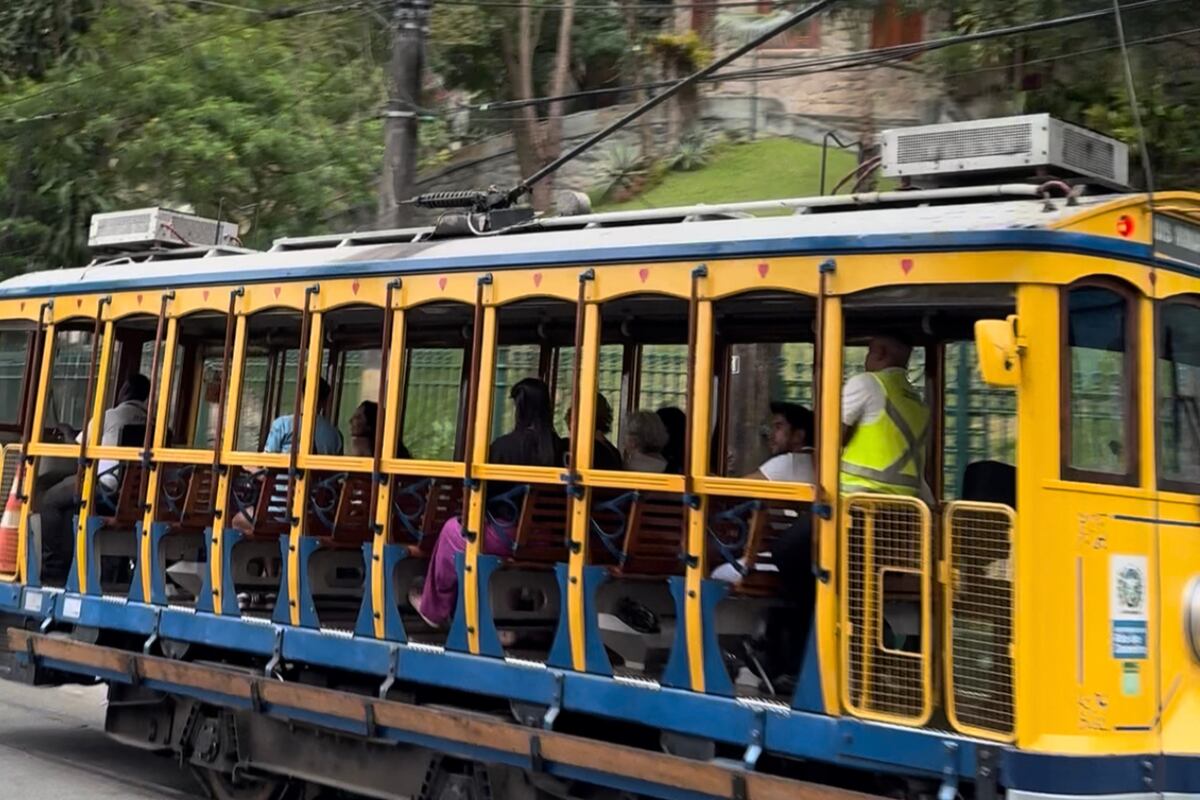 Bondinho. Un tranvía de un sólo vagón que va por encima de los arcos de Lapa y tiene dos estaciones, una de ellas en Largo dos Guimarães, el corazón de este barrio bohemio y colonial.
(Foto: Mario Cherrutti)