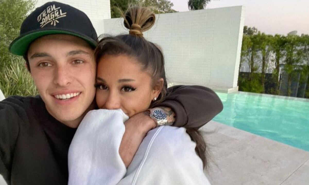 Ariana Grande y su novio, Dalton Gómez.