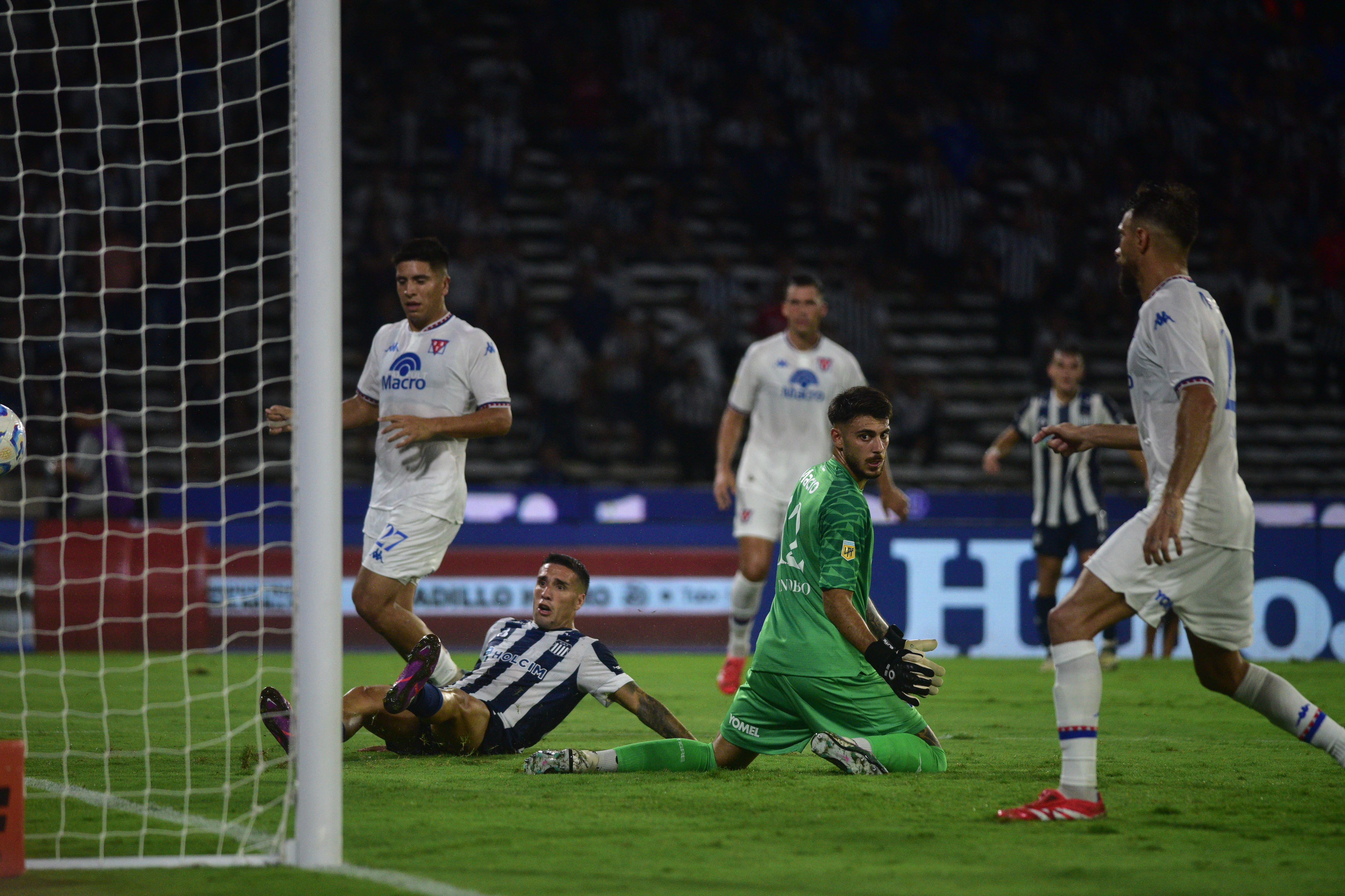 Talleres en su partido ante Tigre. (Nicolás Bravo / La Voz).