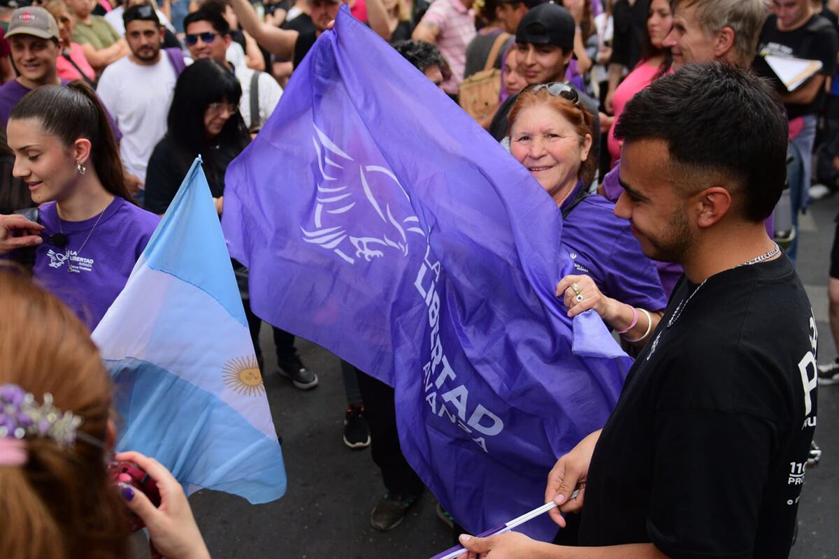 Javier Milei en Nueva Córdoba: las calles están repletas de militantes a la espera del presidente. (Javier Ferreyra / La Voz)
