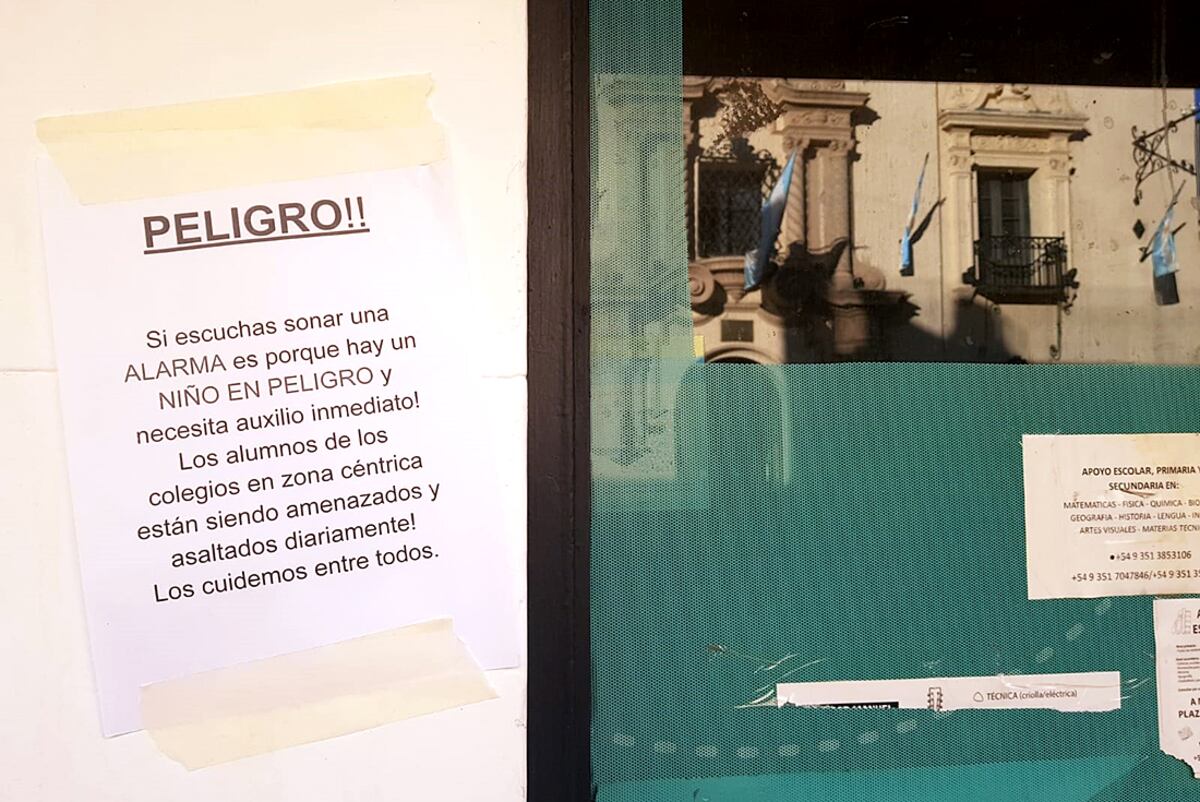 Por la inseguridad en la zona del Colegio Monserrat los padres están pegando carteles advirtiendo que los chicos portan alarmas. (La Voz / Nicolás Bravo)