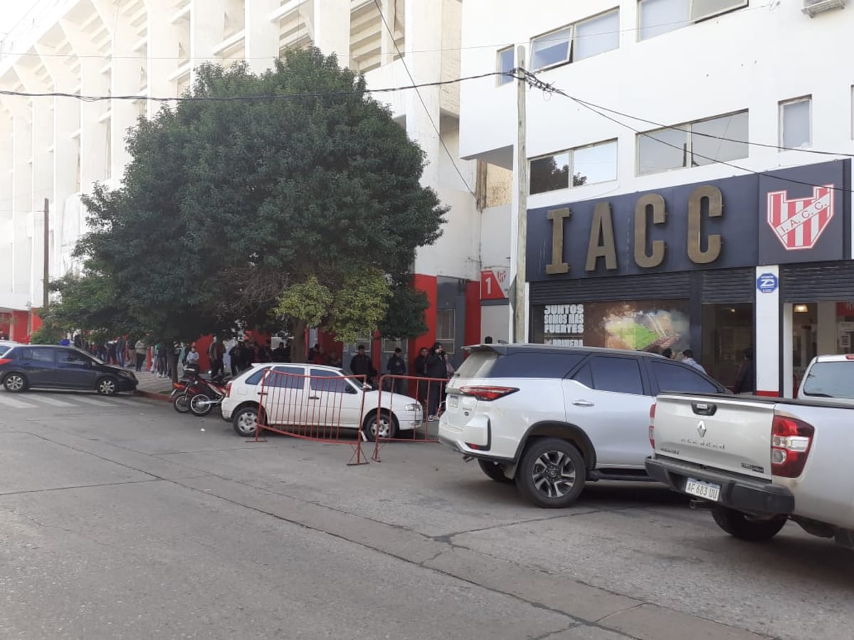 Sede. El club de Alta Córdoba, en el ingreso a su sede central. (La Voz)
